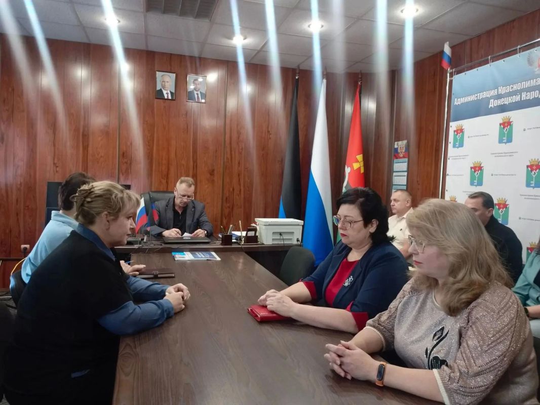 Провел еженедельное аппаратное совещание