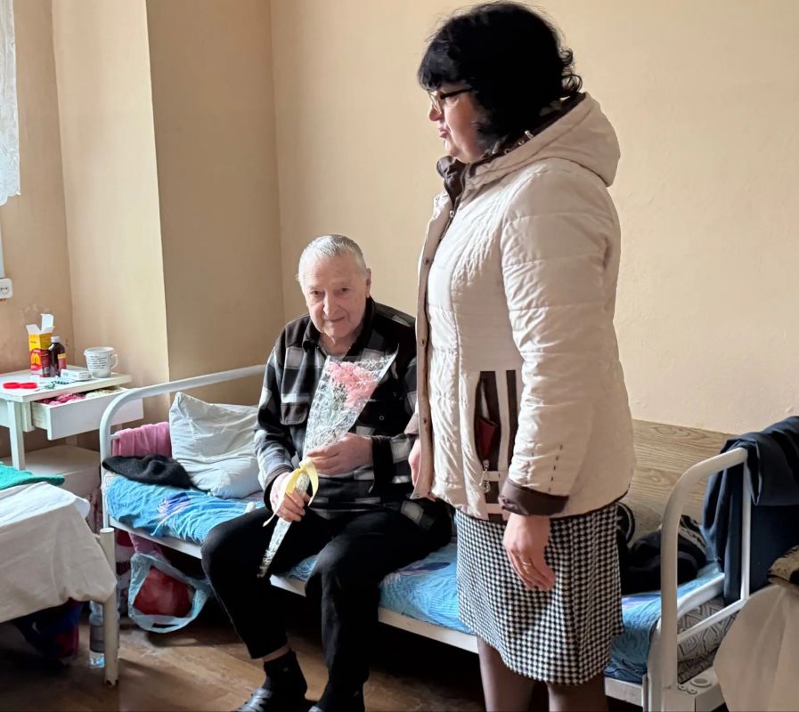 Забота о старшем поколении: поздравили пациентов Мангушской ЦРБ
