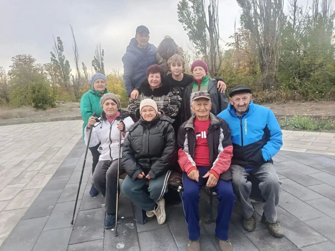 Для тех, кто предпочитает активный образ жизни, Пётр Константинович Мазур — ветеран пограничных войск, служивший в морской части КГБ, член Совета ветеранов города Тореза — организовал группу здоровья «Торезское долголетие»