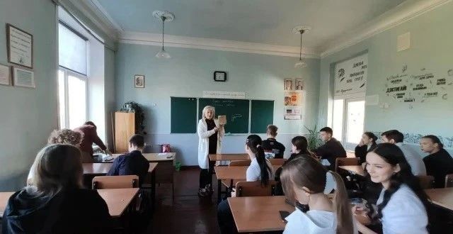 Сотрудники Ждановской библиотеки для взрослых провели для школьников час профориентации ко Дню учителя
