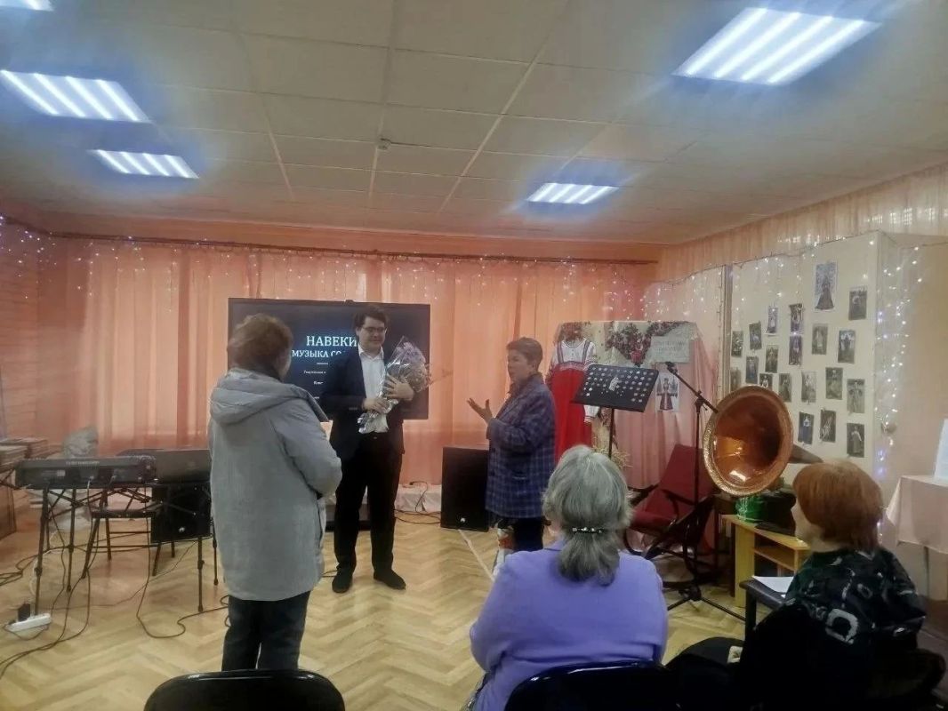 К Международному дню музыки на площадке городского музея в Ясиноватой прошла творческая встреча с композитором и исполнителем Константином Загайновым «Навеки музыка со мною»