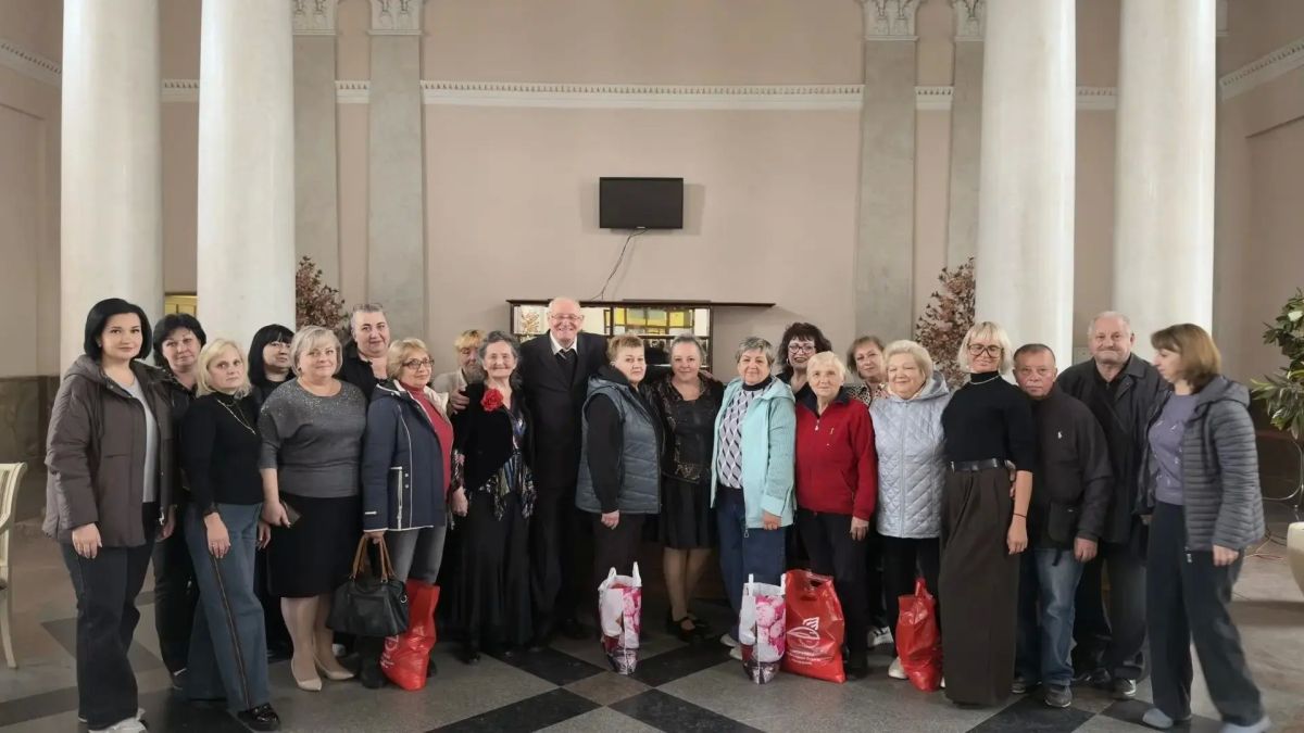 В честь Международного дня пожилых людей на вокзале Донецк состоялось торжественное чествование бывших работников предприятия