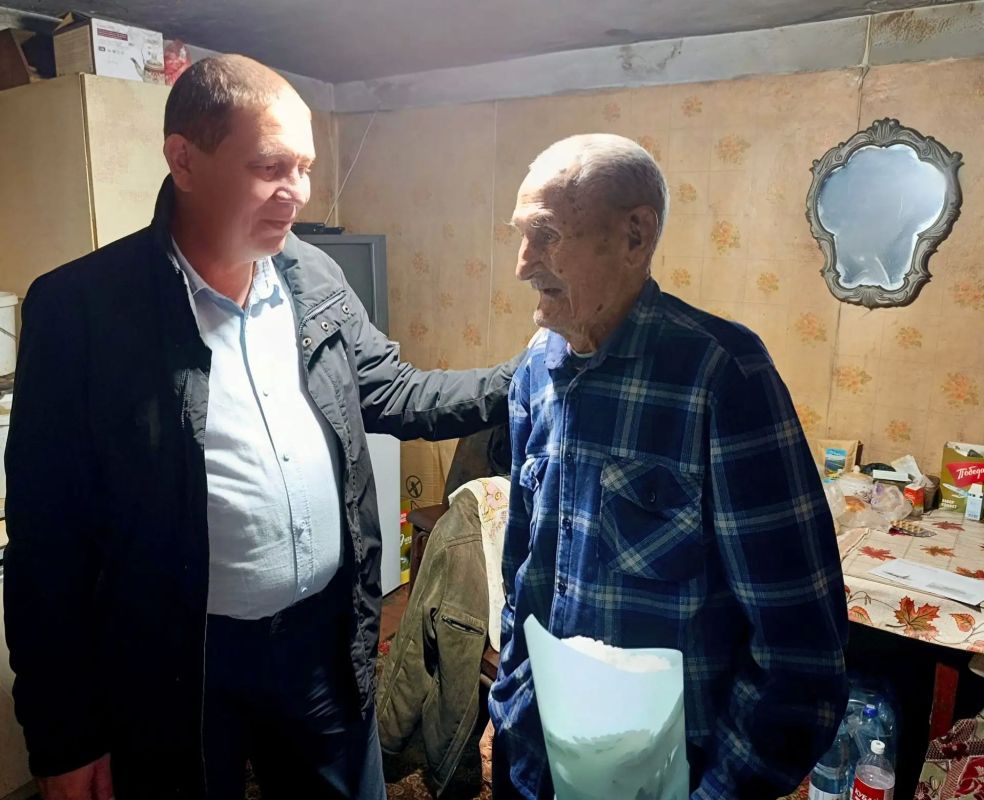 В Снежном поздравили ветерана труда с юбилеем