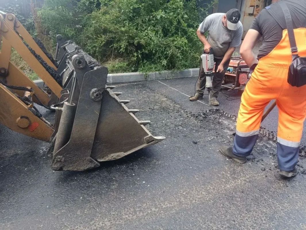 В Ясиноватой продолжается ремонт внутридворовых проездов
