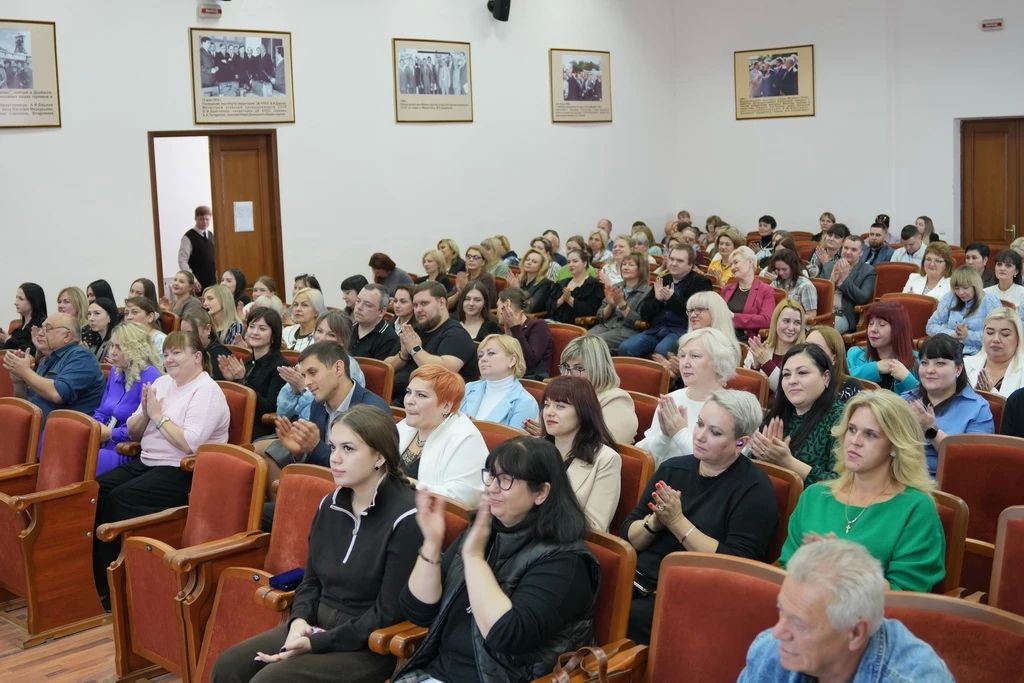 Олег Трофимов: В Минобрнауки ДНР поздравили с Днём учителя и наградили сотрудников ведомства