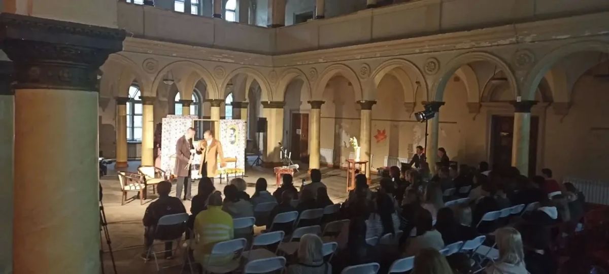 3 октября жители Зугрэса стали зрителями спектакля водевиль «Беда от нежного сердца» - Владимира Соллогуба