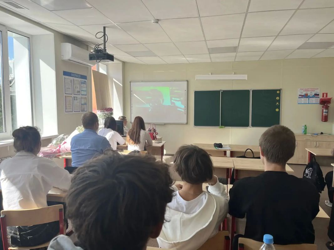 В День Учителя на базе ГБПОУ "Волновахский технологический техникум" был представлен к просмотру культовый советский фильм «Большая перемена»