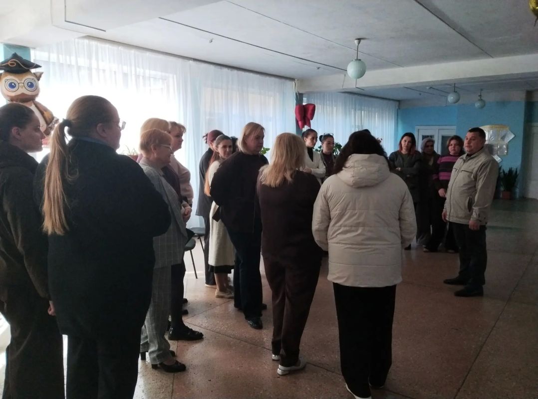 Сегодня, 5 октября в Червоногвардейском районе первый заместитель руководителя Управы Червоногвардейского внутригородского района Администрации городского округа Макеевка Антон Гринзовский провел встречу с трудовым...