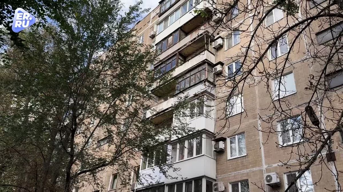 Вода на крыше, бесхозное жильё и сухостой: Анна Кондрыкинская выехала на адреса по обращениям жителей Киевского района