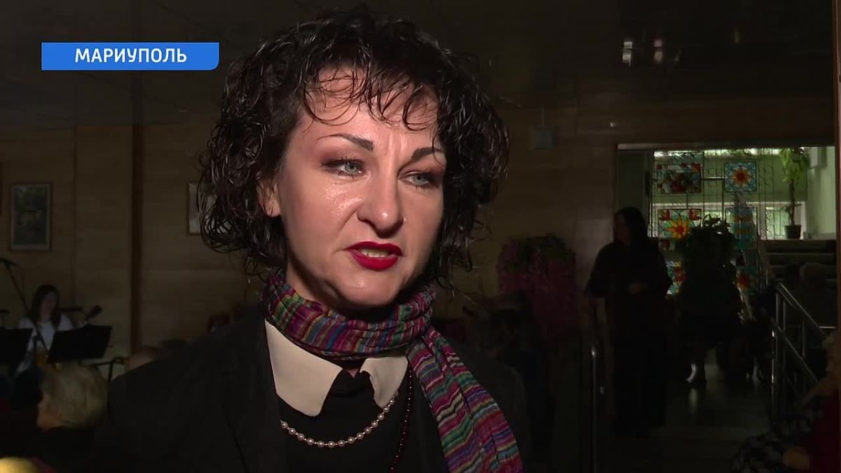 Артисты Мариупольского драмтеатра провели для пожилых мариупольцев благотворительный концерт