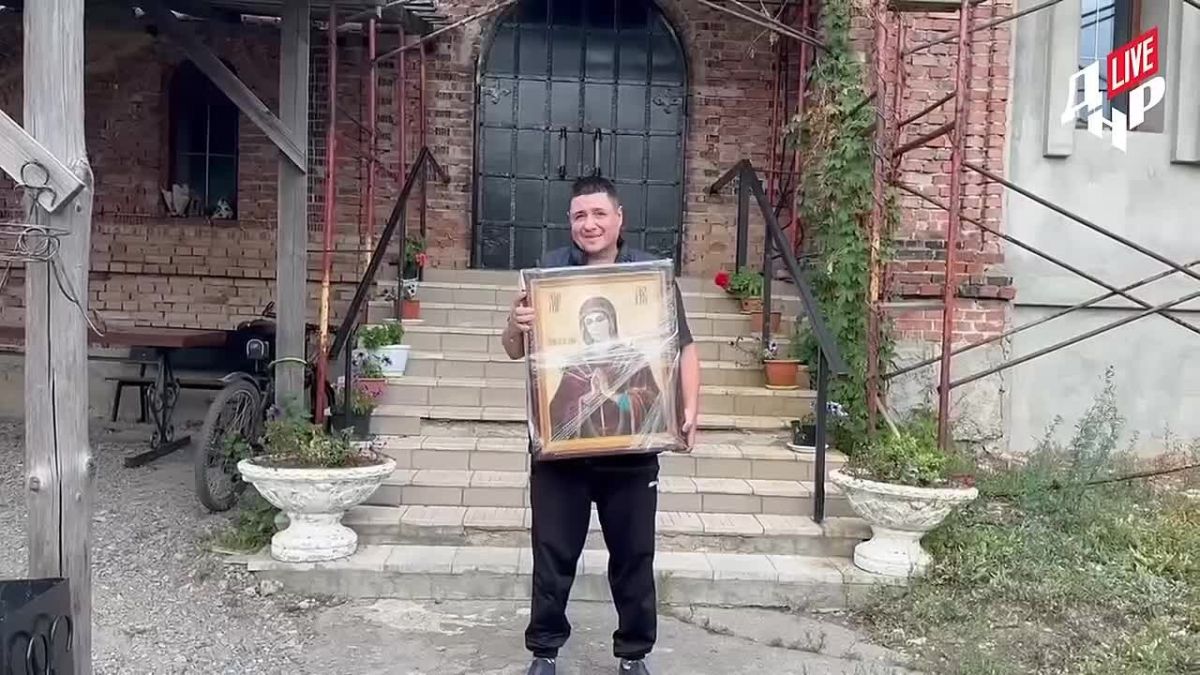 В храм Царственных Мучеников в микрорайоне Грабари в Донецке передали Семистрельную икону Божией Матери