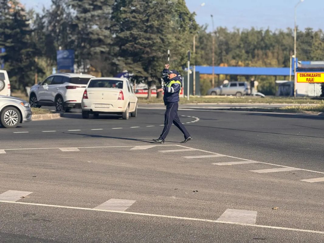 Сотрудники ГАИ осуществляют регулирование дорожного движения