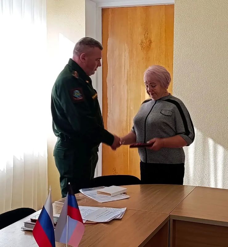 Наталья Бегуненко: Сегодня, 5 октября, в Управе Петровского внутригородского района Администрации городского округа Донецк состоялось торжественное вручение государственной награды семье погибшего участника СВО Карпенко...