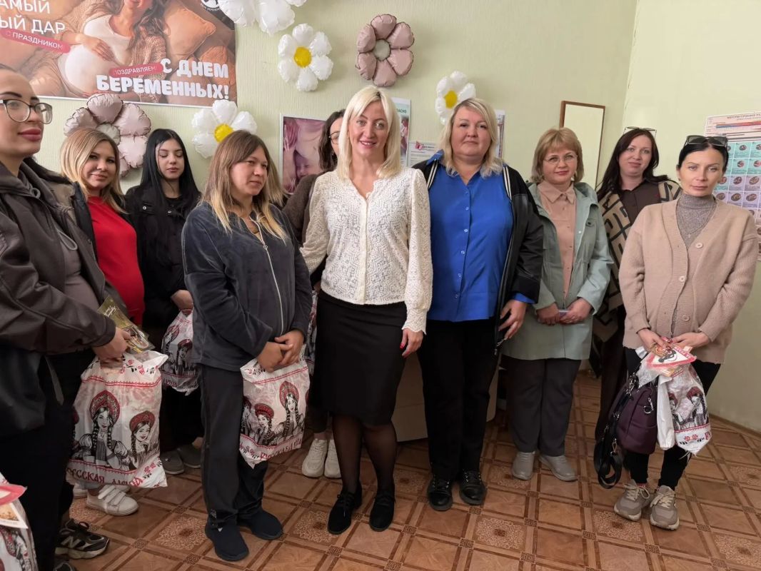 В преддверии Дня беременных координатор Женского движения «Единой России» в Ясиноватой Наталья Филиппова встретились с будущими мамочками нашего округа