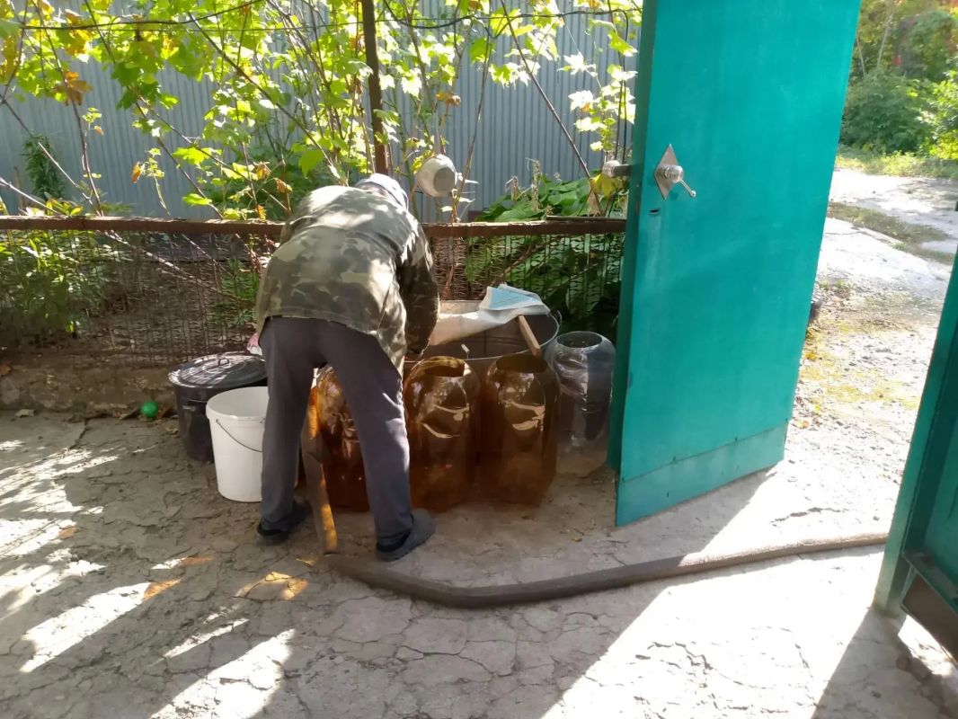 В Кировском внутригородском районе при поддержке региона-шефа Московская область продолжается подвоз воды для жителей домов, в которые в установленный графиком день не поступила вода