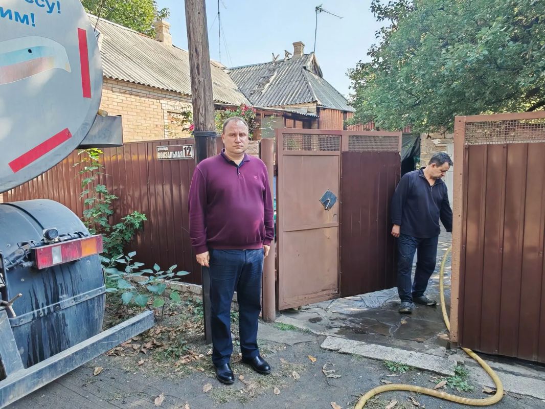 Встреча с населением. Председатель Торезского городского совета Александр Казмерчук проконтролировал организацию адресного подвоза воды по улице Вокзальной
