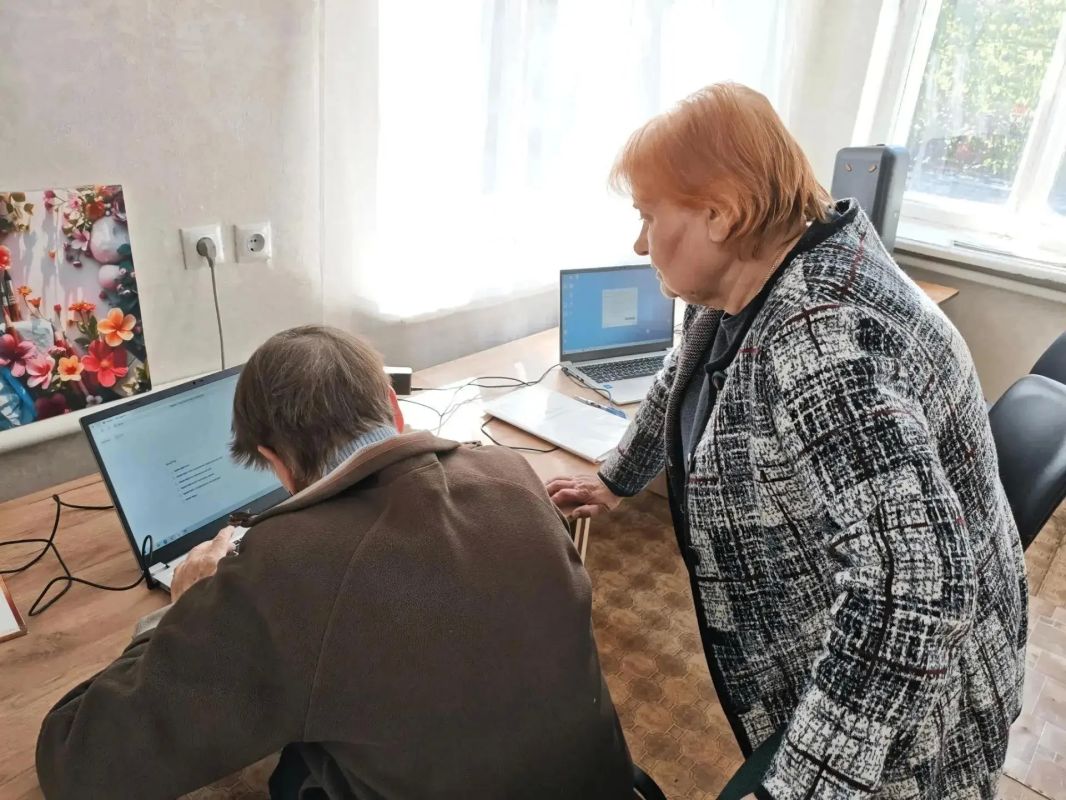 В Центре социального обслуживания населения Центрально-Городского внутригородского района города Макеевки с целью реализации проекта Единой России «Старшее поколение» состоялось очередное занятие клуба «В ногу со временем»