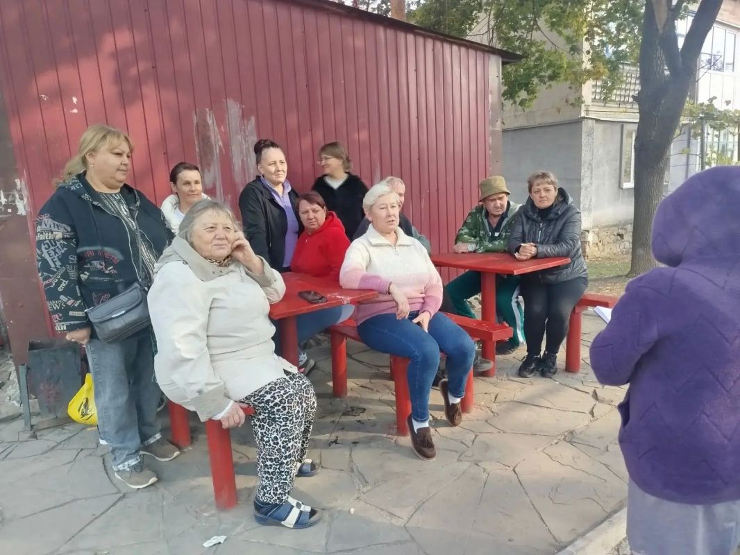 Первый заместитель главы муниципального образования городского округа Харцызск Виктория Рогожина провел встречу с жителями поселка Золотаревка по улице Ломоносова