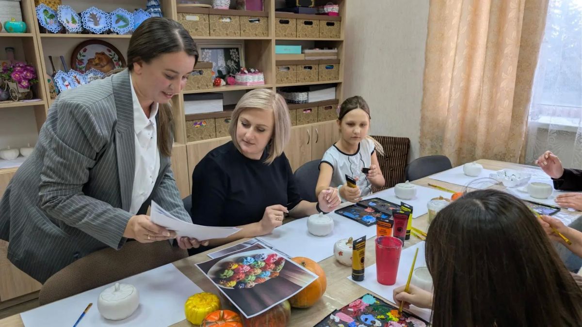 В Володарском Доме Культуры состоялся увлекательный мастер-класс по росписи гипсовых фигурок «Осенний урожай», приуроченный ко Дню работника сельского хозяйства и перерабатывающей промышленности