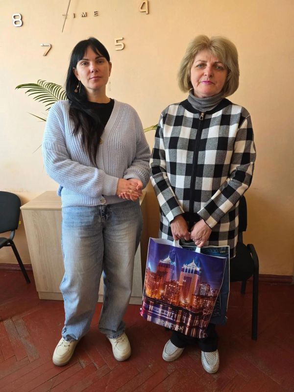 В День учителя Отдел опеки и попечительства администрации городского округа Дебальцево провел акцию «За верность профессии и долгу опекуна»