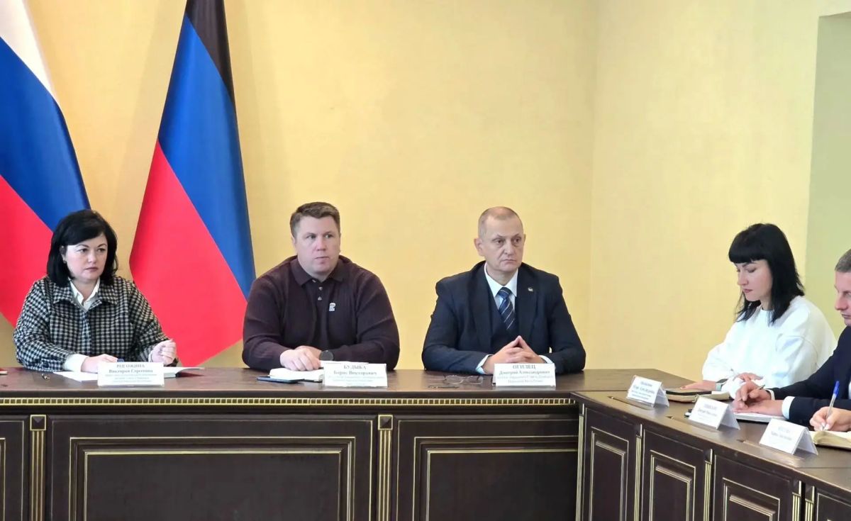 Дмитрий Огилец: Сегодня, в рамках своей депутатской деятельности, принял участие в аппаратном совещании, с участием руководителей всех структурных подразделений городского округа Харцызск