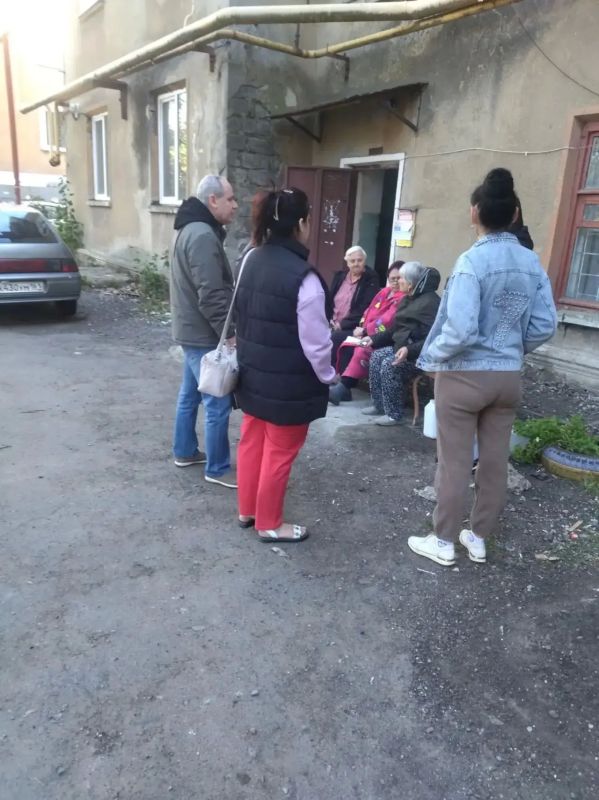 Начальник Зугрэсского территориального отдела Наталья Марушка провела встречу в городе Зугрэс, по улице Пушкина, д. 5