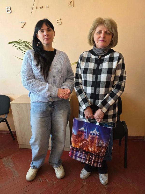 В День учителя Отдел опеки и попечительства администрации городского округа Дебальцево провел акцию «За верность профессии и долгу опекуна»