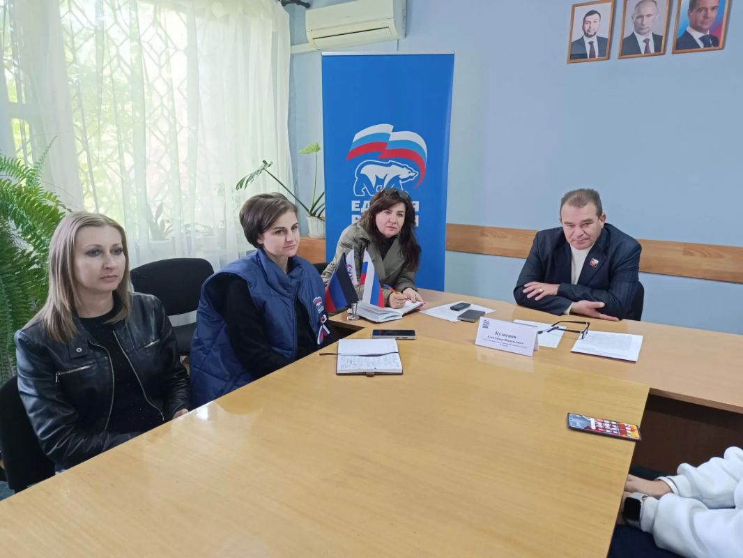 Сегодня, 6 октября, глава муниципального образования городской округ Иловайск Александр Кузнецов провел встречу с актерами Народного театра