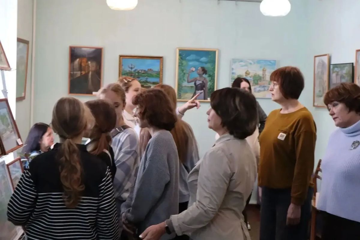 Сегодня, 7 октября, в выставочном зале МБУ «Музей истории города Харцызска» открылась выставка творческих работ обучающихся и преподавателей художественного отделения МБУ ДО «Харцызская школа искусств»