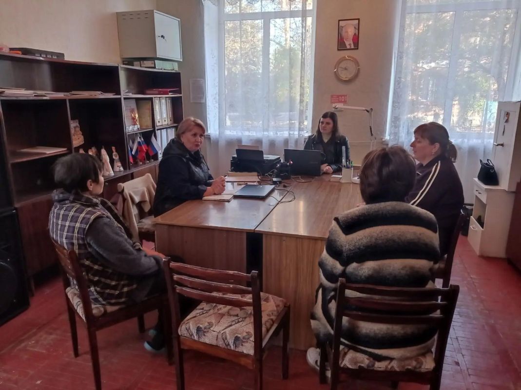 Начальник Благодатновского территориального отдела Инна Науменко провела встречу с коллективом Благодатновского сельского клуба и сельской библиотеки