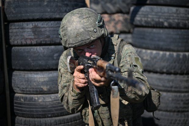 Минобороны: ВС России заняли в Доброполье парковую зону и часть шахты
