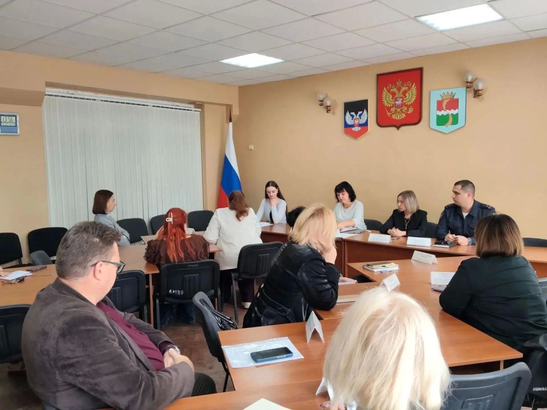 06 октября 2026 года в администрации Амвросиевского муниципального округа состоялось очередное заседание комиссии по делам несовершеннолетних и защите их прав под председательством Крюковой Елены Николаевны
