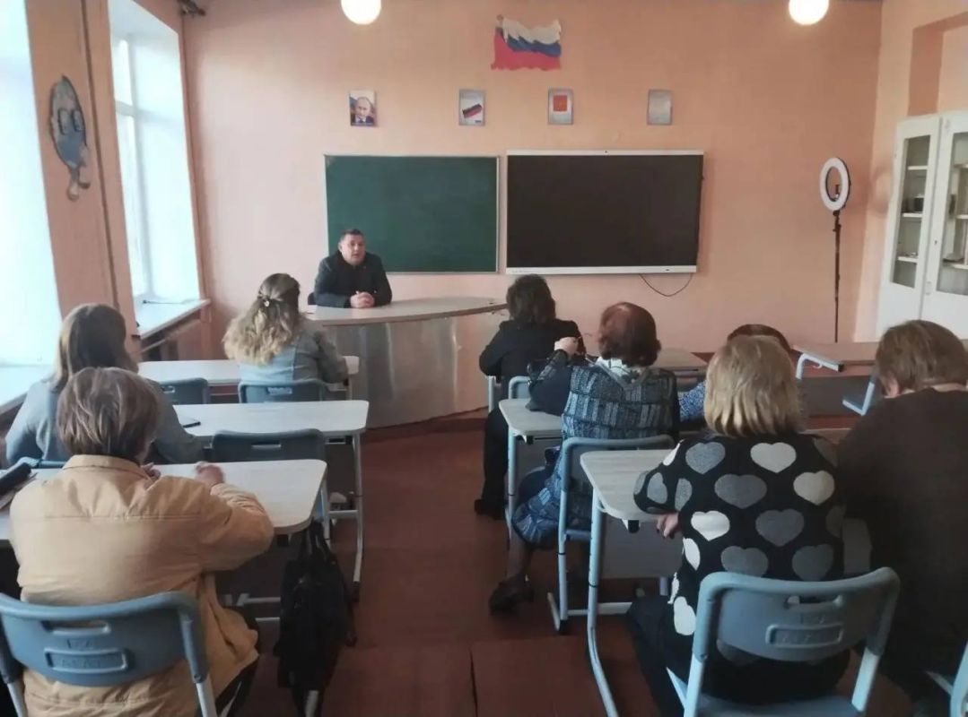 Сегодня, 7 октября в Червоногвардейском районе первый заместитель руководителя Управы Червоногвардейского внутригородского района Администрации городского округа Макеевка Антон Гринзовский провел встречу с трудовым...