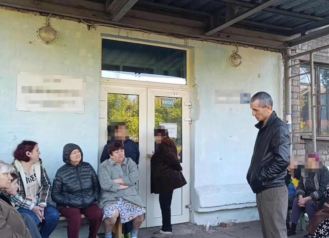 Сегодня в ПВР города Енакиево первый заместитель Главы Администрации Краснолиманского муниципального округа Олег Берзения, встретился с эвакуированными краснолиманцами