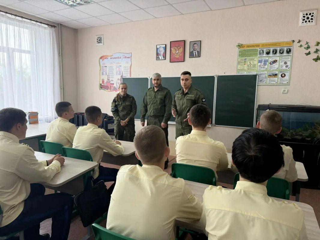 Сотрудники регионального управления СК России по ДНР провели профориентационную лекцию для кадет