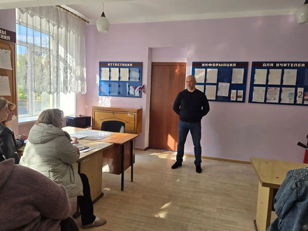 ГЛАВА ГОРОДСКОГО ОКРУГА ДЕБАЛЬЦЕВО СЕРГЕЙ ЖЕЛНОВАЧ ПРОВЁЛ ВСТРЕЧУ С КОЛЛЕКТИВОМ ШКОЛЫ № 5, ГДЕ ОБСУДИЛ АКТУАЛЬНЫЕ ВОПРОСЫ ЖИЗНИ ОКРУГА