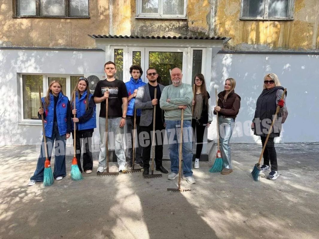 Сотрудники управления молодёжной политики совместно с Донецким городским молодёжным центром и «Движением Первых» приняли участие в акции «Чистый четверг» на территории Донецкого штаба РДДМ