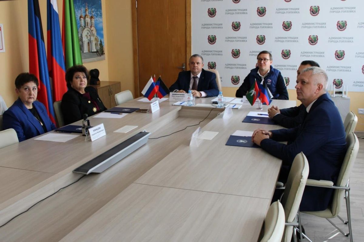 Роман Конев: Горловка вписала новую страницу в историю: в городе прошла церемония гашения памятных марок