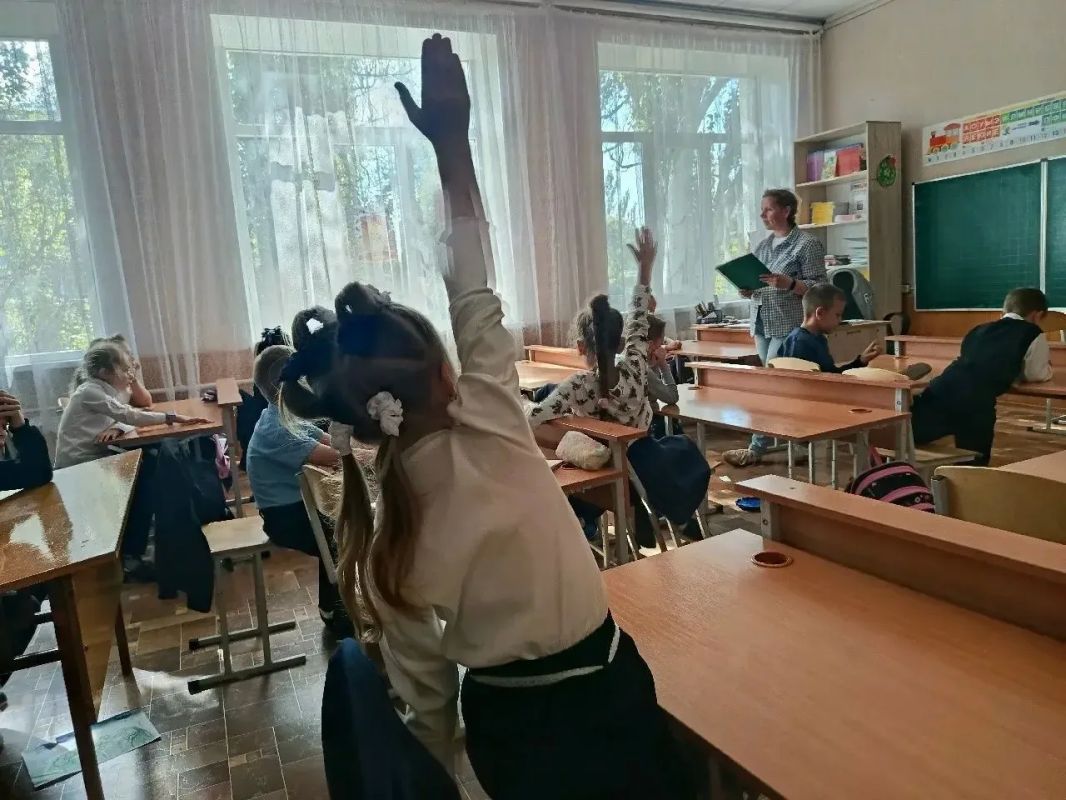 В рамках празднования Всемирного дня чтения сотрудники центральной детской библиотеки провели увлекательную литературную викторину «По страницам любимых книг» для учащихся 1 класса ГБОУ СШ №1