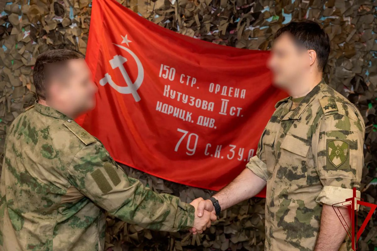 В ДНР командующий группировкой вручил награды росгвардейцам, отличившимся при выполнении задач СВО
