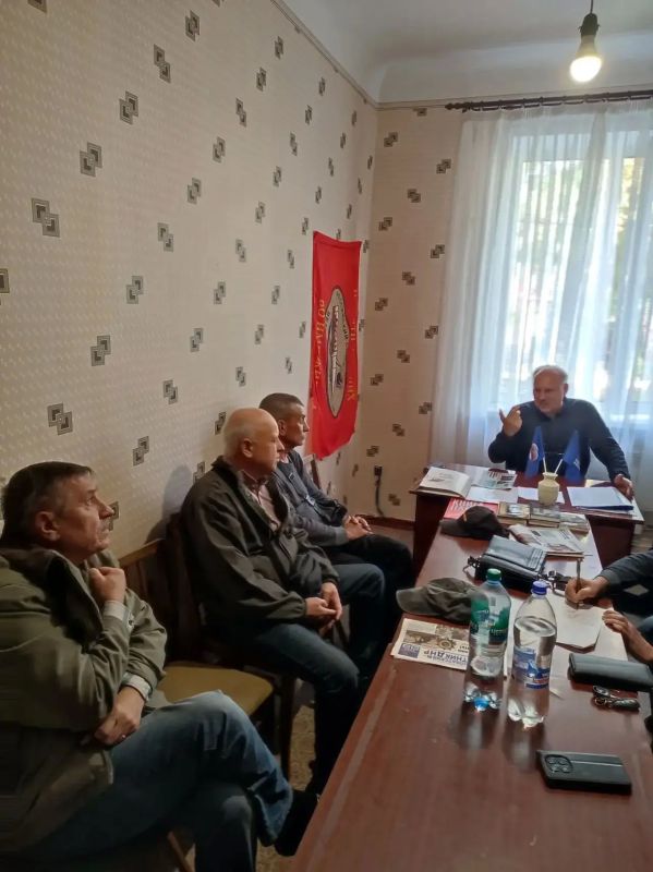 8 октября 2026 года депутаты Ясиноватского муниципального совета от фракции «Единая Россия» Юрий Захаров и Сергей Куксенко провели встречи с трудовыми коллективами