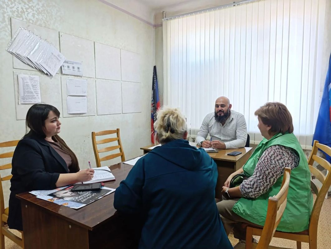 Заместитель главы администрации Амвросиевского муниципального округа Виталий Щуров провёл личный приём граждан
