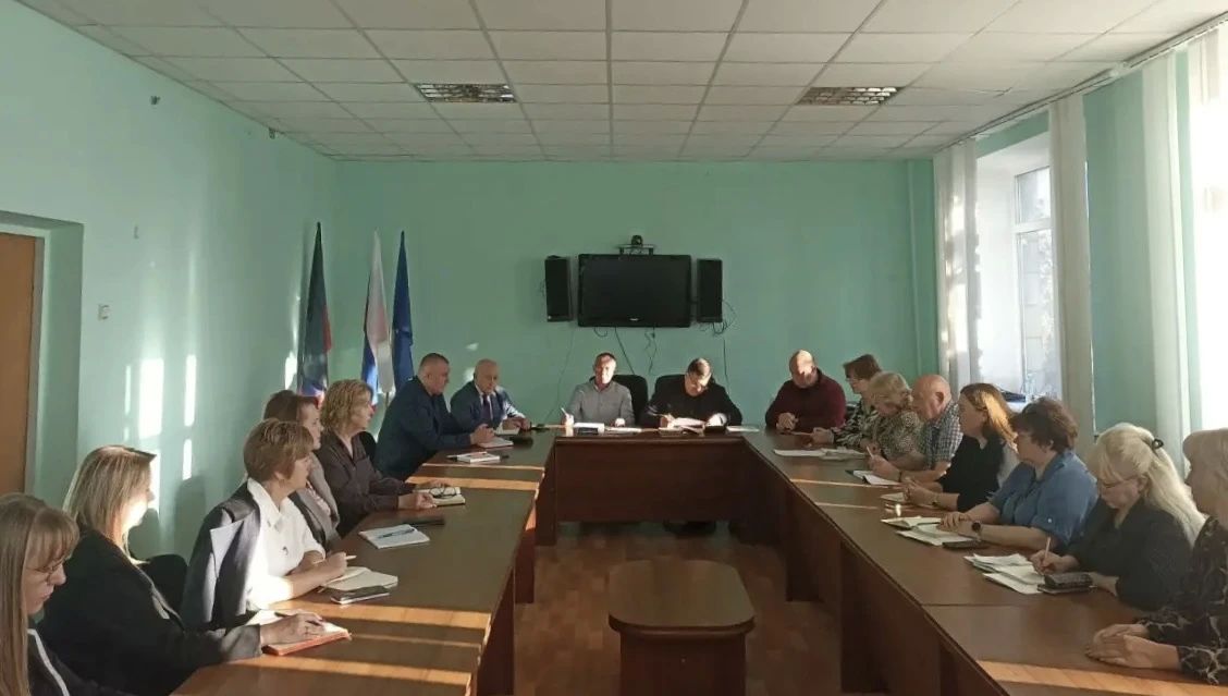 Василий Овчаров: Сегодня, 12 октября 2026 года, состоялось аппаратное совещание с начальниками структурных подразделений Администрации Новоазовского муниципального округа, территориальных подразделений министерств и ведомств...