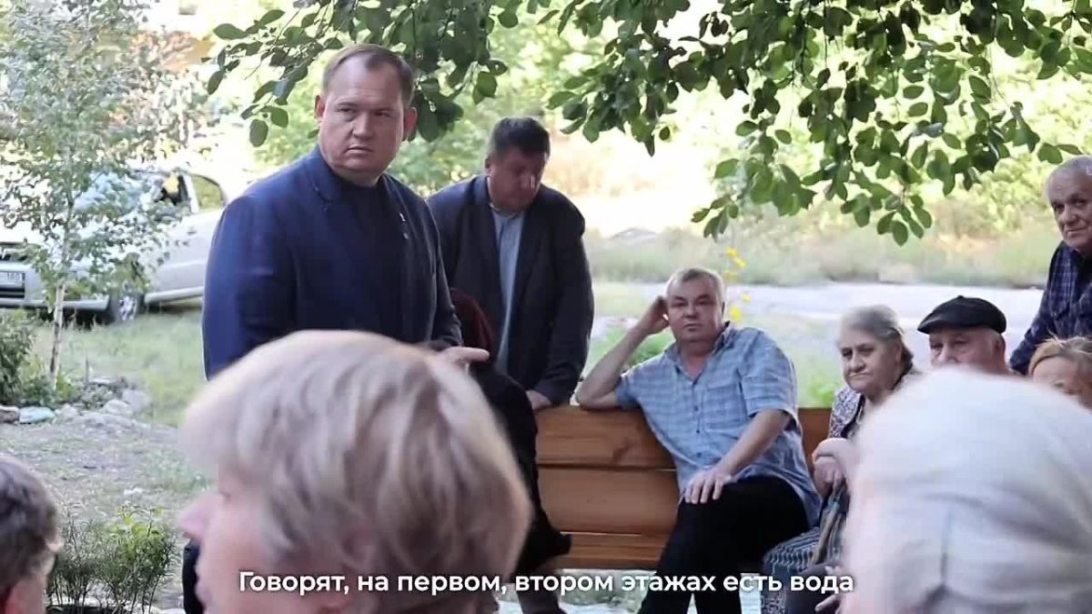 На связи с жителями. Алексей Муратов и Анна Кондрыкинская провели сход с жителями дома № 77 на улице Лазо в Красногвардейском районе Макеевки