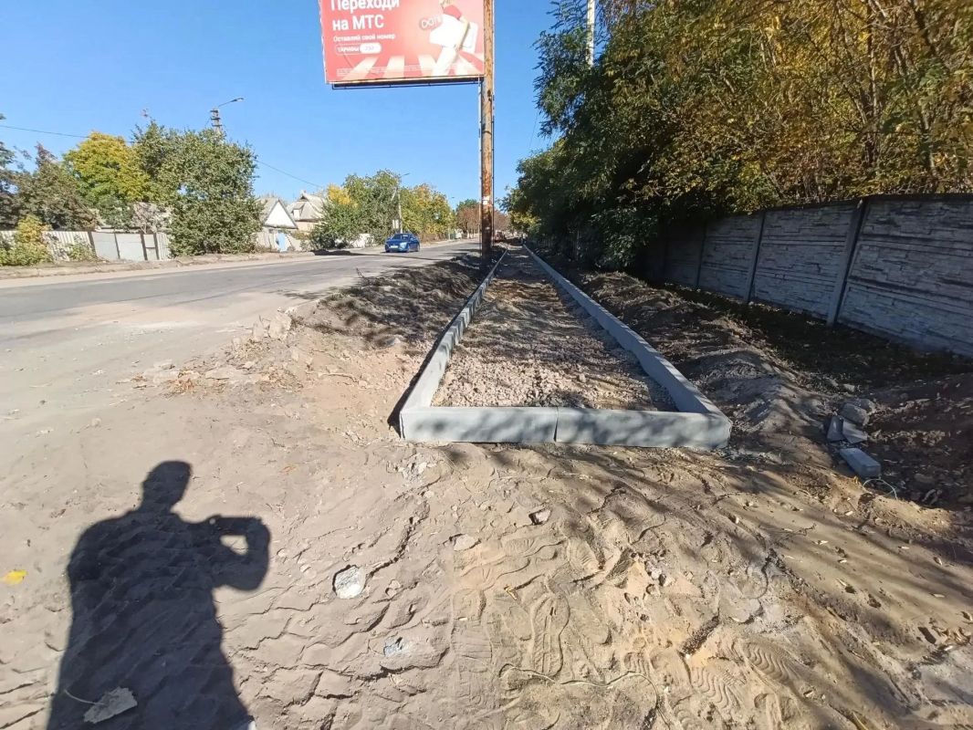 Комфортная среда: в Амвросиевке обустраивают новую пешеходную зону