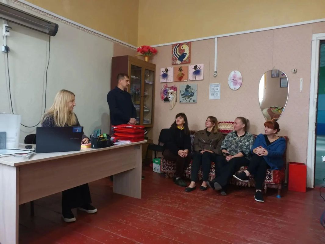 Начальник Марьяновского территориального отдела Николай Пефтиев провел встречу с сотрудниками МБУ «Марьяновский СДК»