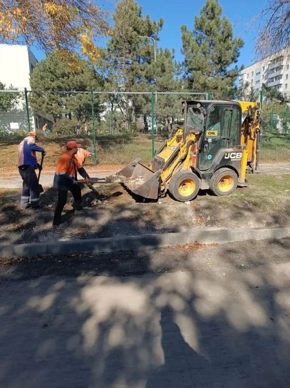Мариупольские коммунальщики продолжают благоустройство общественных пространств