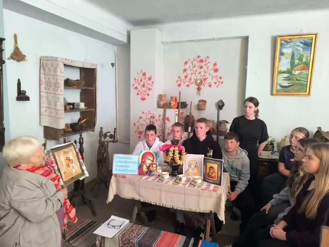 14.10.2026г. в музее истории с.Октябрьское прошёл православный час, посвящённый празднику Покрову Пресвятой Богородицы «Общерусская святыня - Икона Казанской Божьей Матери». Икона Казанской Божией Матери занимает особое...