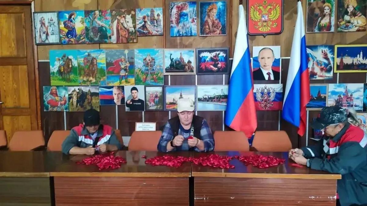 Арт-терапия в действии. В Камышеватском СДК прошли 3 дня мастер-классы на базе клуба декоративно-прикладного искусства «Золотые ручки» по изготовлению цветов из атласной ленты