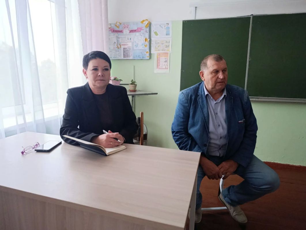 Управляющий делами Администрации Евгения Биатова встретилась с трудовым коллективом ГБОУ "Солнцевская школа Старобешевского МО"
